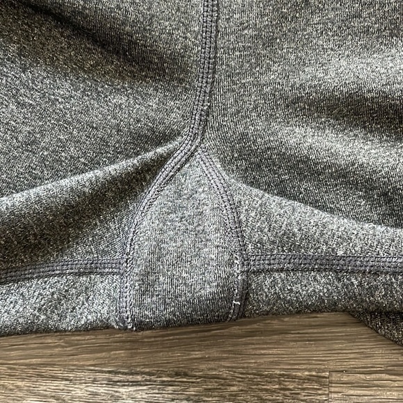 Sz2 Lululemon Vintage crops Heathered Black with Embossed Logo and feathers EUC - Picture 8 of 8